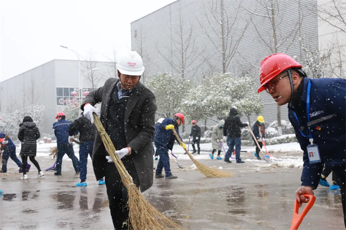 点赞！扫雪除冰，他们是最美的景致