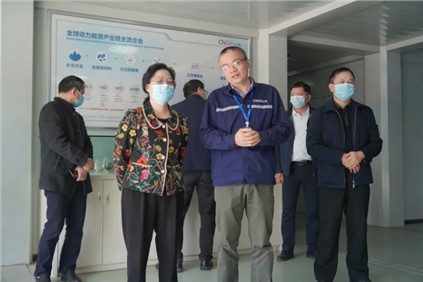 广西自治区政协副主席磨长英带队来到Z6尊龙平凉产业基地调研