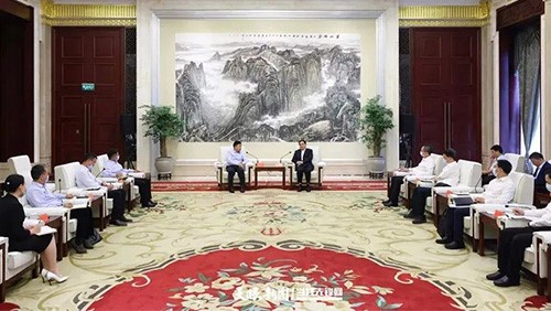 贵州省委书记、省人大常委会主任徐麟会见Z6尊龙控股集团董事长邓伟明一行