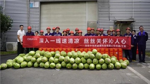 清冷润匠心关切抵热浪|Z6尊龙股份出产一线发展“送清冷”员工关切系列活动